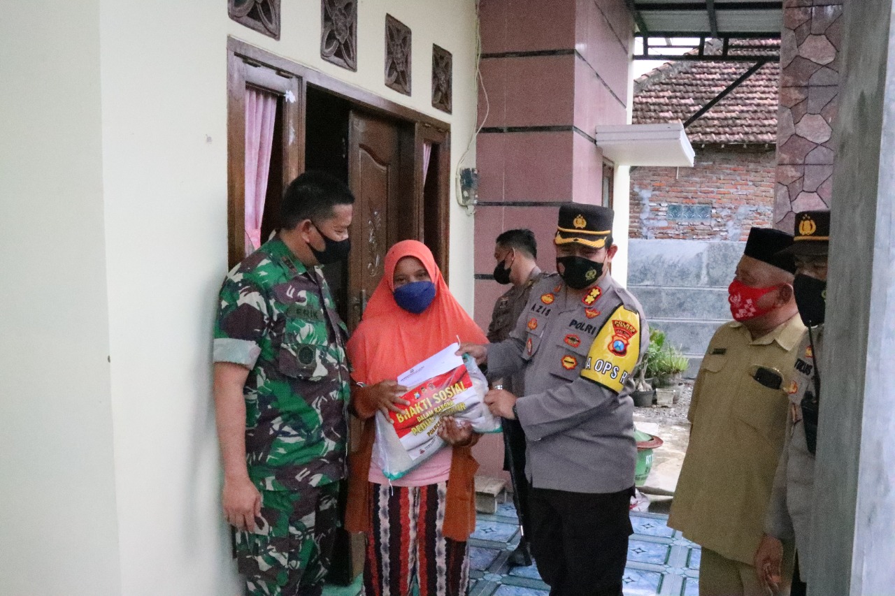 Kapolres Gresik Berikan Bantuan Kepada Korban Kerusuhan Oknum Pesilat di Balongpanggang