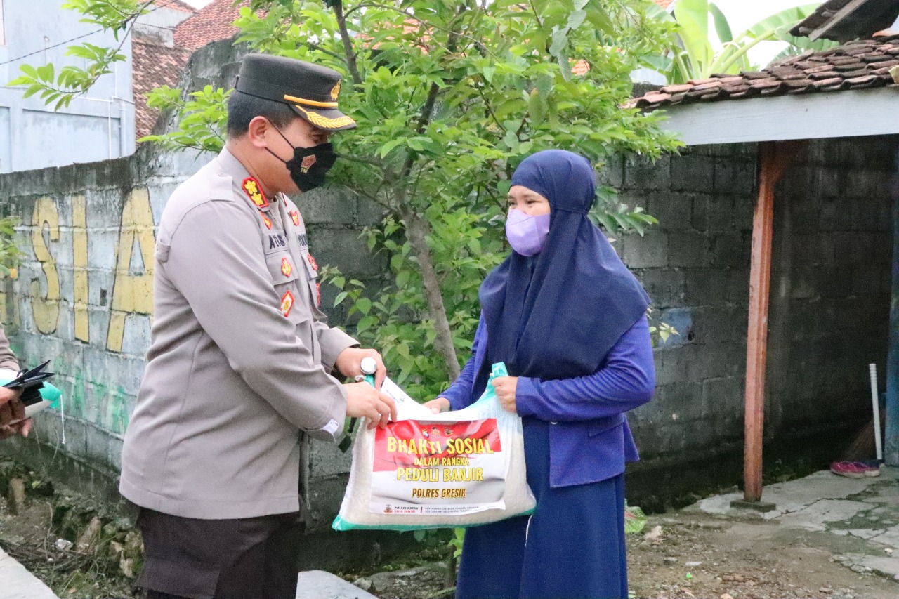 Kapolres Gresik Berikan Bantuan Kepada Korban Kerusuhan Oknum Pesilat di Balongpanggang