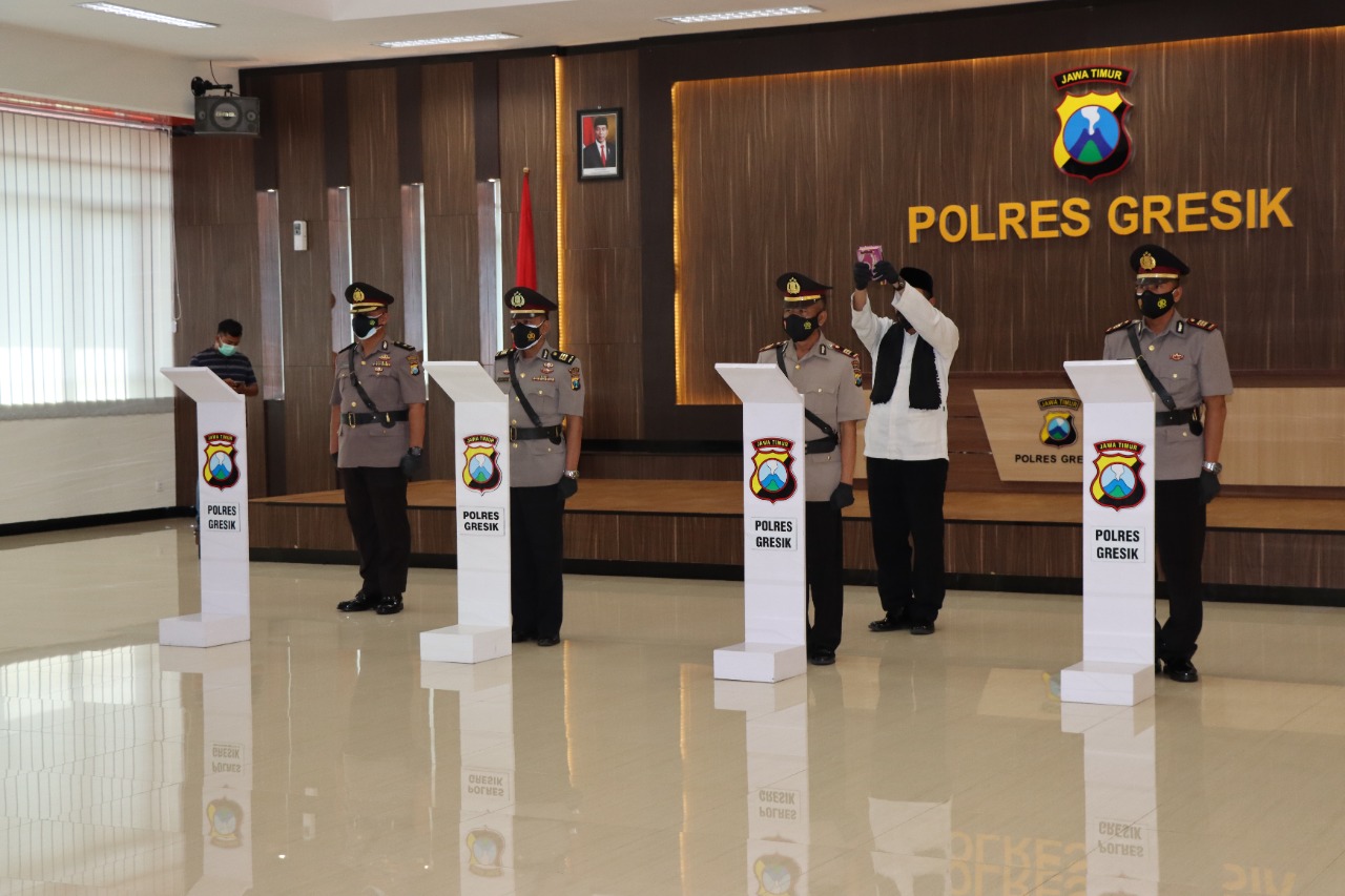 Kapolres Gresik Pimpin Sertijab Kabagren dan Kapolsek