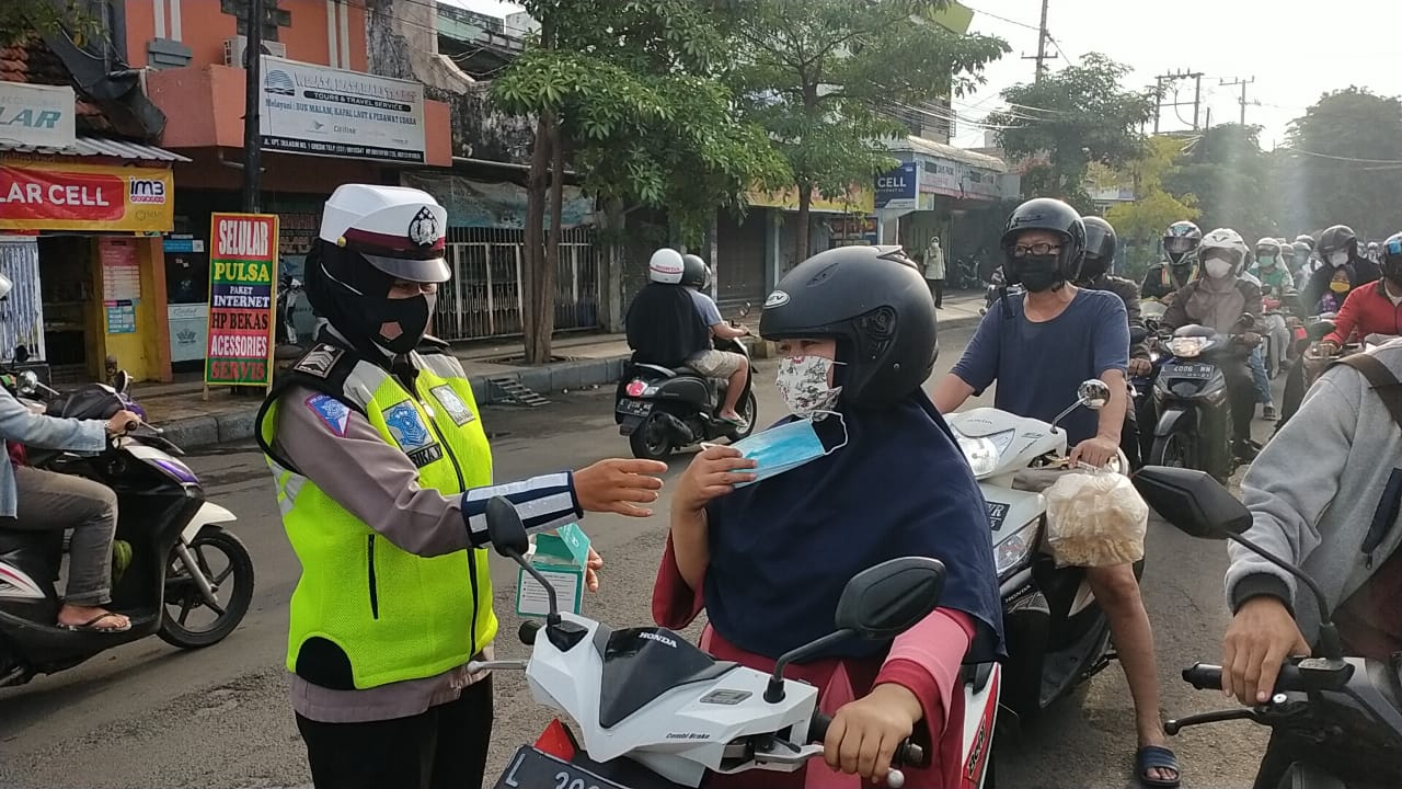 Ops Zebra Semeru 2021, Satlantas Polres Gresik Bagi Masker