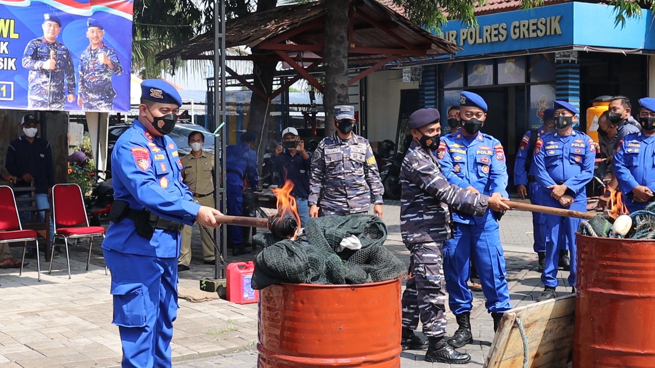 Momen HUT ke-71 Airud, Kapolres Gresik Bakar Jaring Trawl
