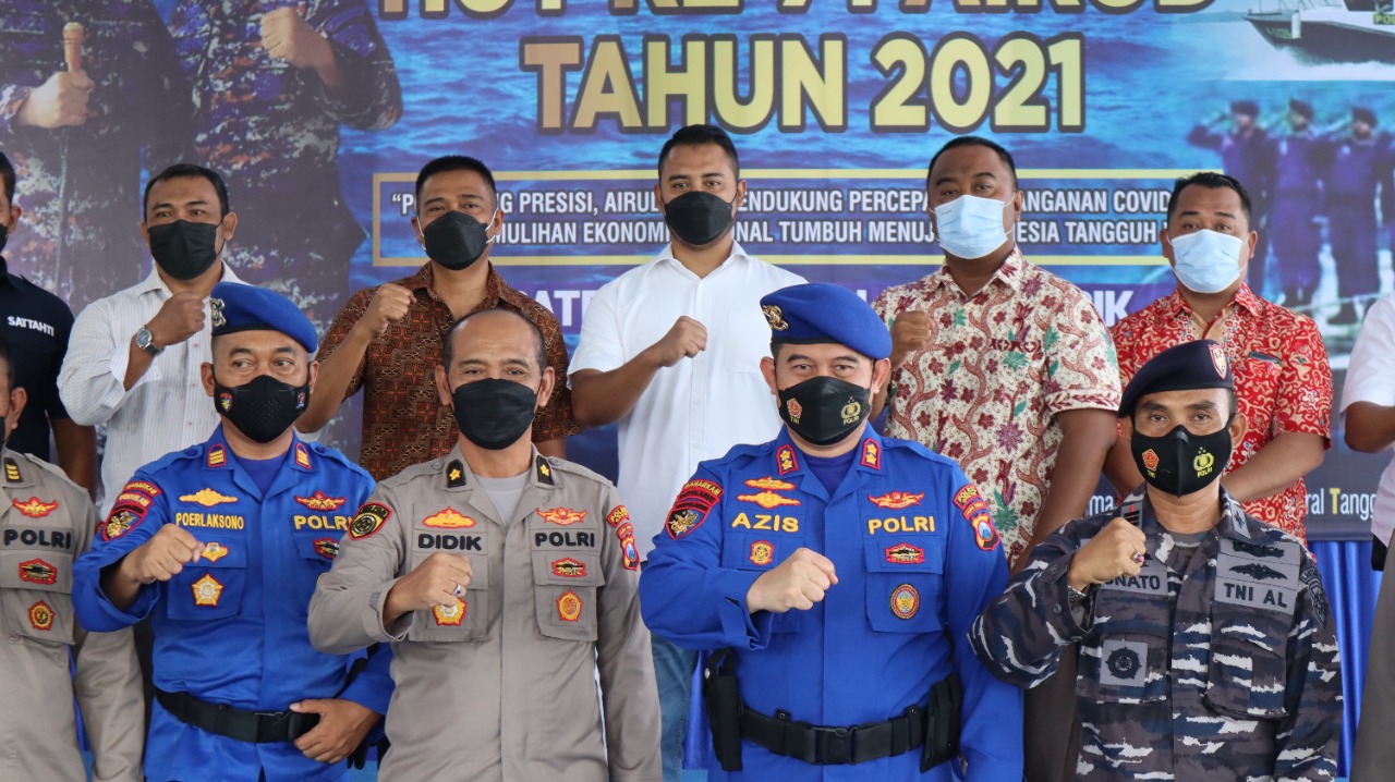 Momen HUT ke-71 Airud, Kapolres Gresik Bakar Jaring Trawl