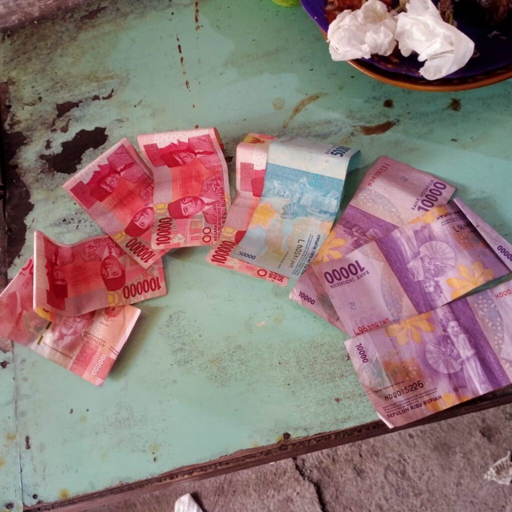 Temukan Uang Tercecer Saat Patroli, Anggota Polisi Gresik Ini Simpan dan Kembalikan Kepada Pemiliknya