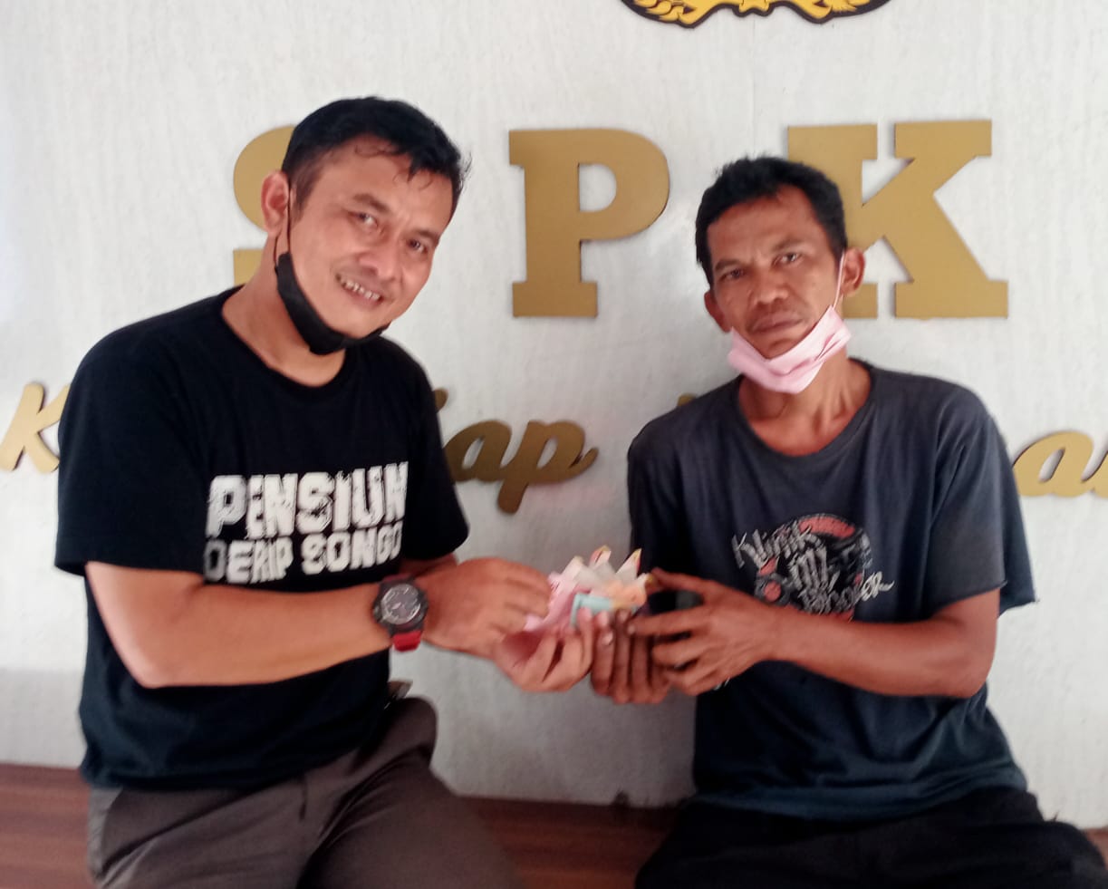 Temukan Uang Tercecer Saat Patroli, Anggota Polisi Gresik Ini Simpan dan Kembalikan Kepada Pemiliknya