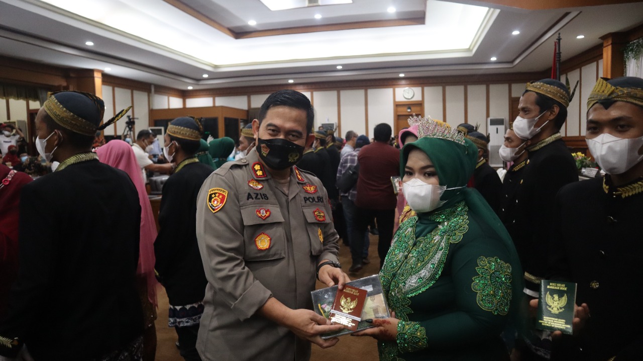 Kapolres Gresik Hadiri DPRD Mantu, Belasan Pasangan Nikah di Gedung DPRD