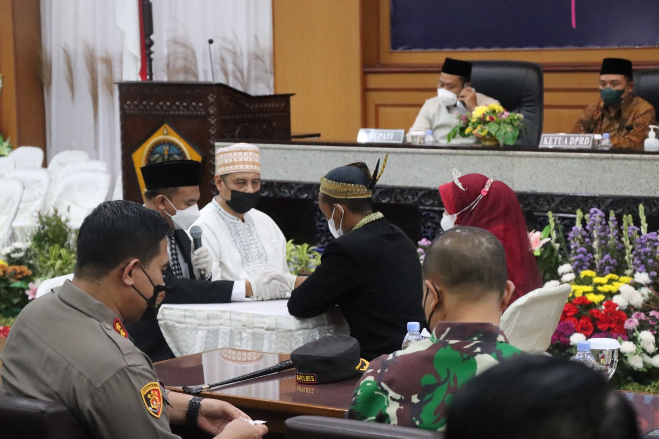 Kapolres Gresik Hadiri DPRD Mantu, Belasan Pasangan Nikah di Gedung DPRD