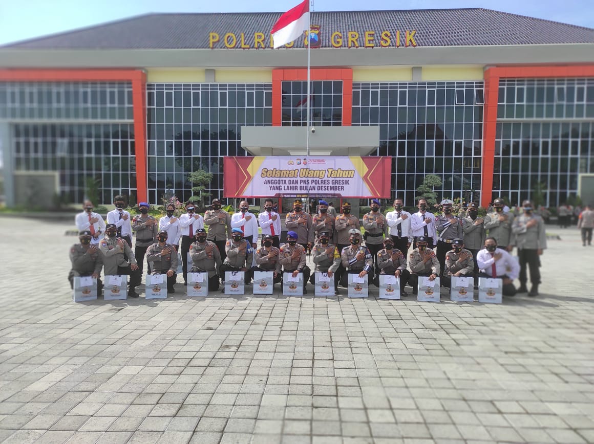 Kapolres Gresik Berikan Surprise Anggota Yang Ulang Tahun Di Bulan Desember