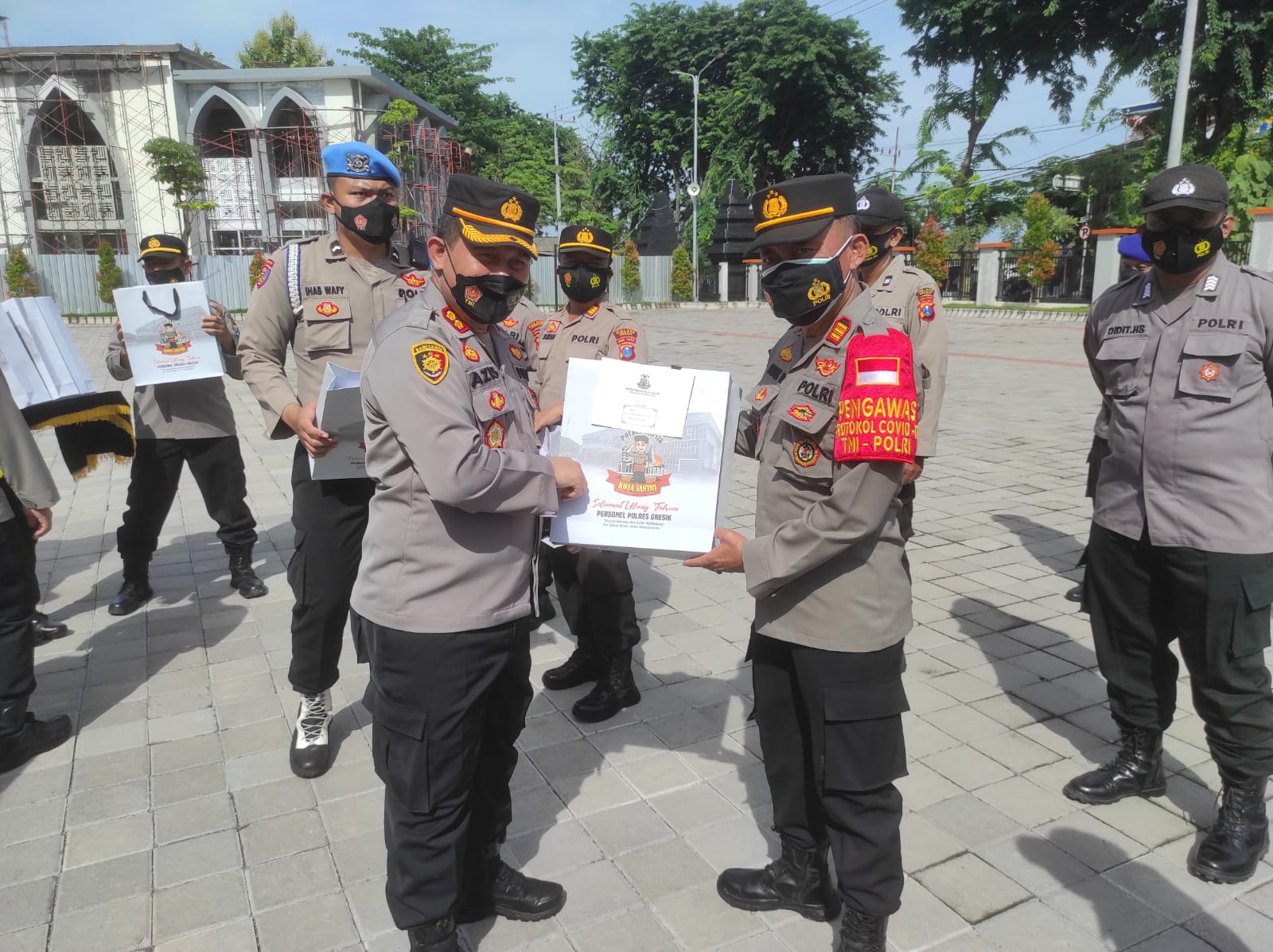 Kapolres Gresik Berikan Surprise Anggota Yang Ulang Tahun Di Bulan Desember