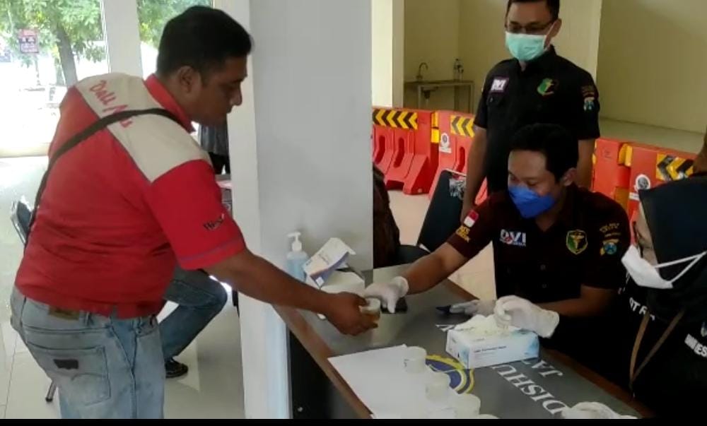 Puluhan Sopir dan Kondektur Bus Jalani Tes Urine di Terminal Bunder Gresik