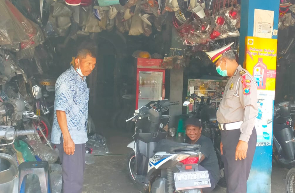 Jelang Tahun Baru 2022, Polsek Driyorejo Gencar Razia Knalpot Brong Sekaligus Edukasi Kepada Bengkel