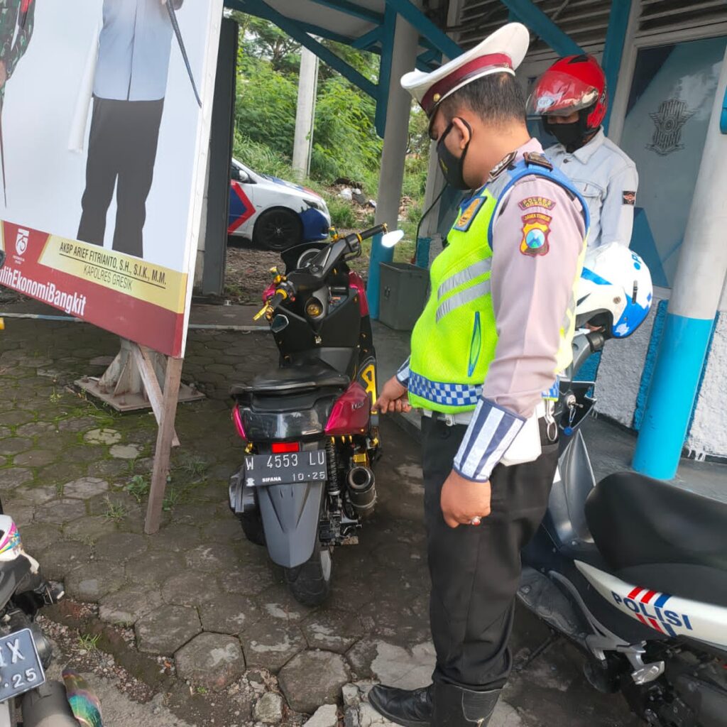 Jelang Tahun Baru 2022, Polsek Driyorejo Gencar Razia Knalpot Brong Sekaligus Edukasi Kepada Bengkel