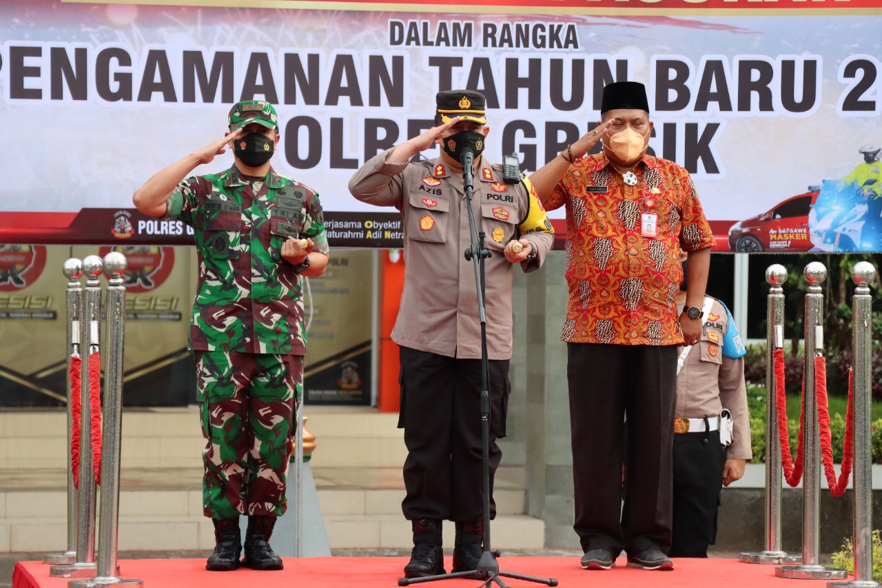 Ratusan Personel Polres Gresik Siap Amankan Malam Tahun Baru di Gresik