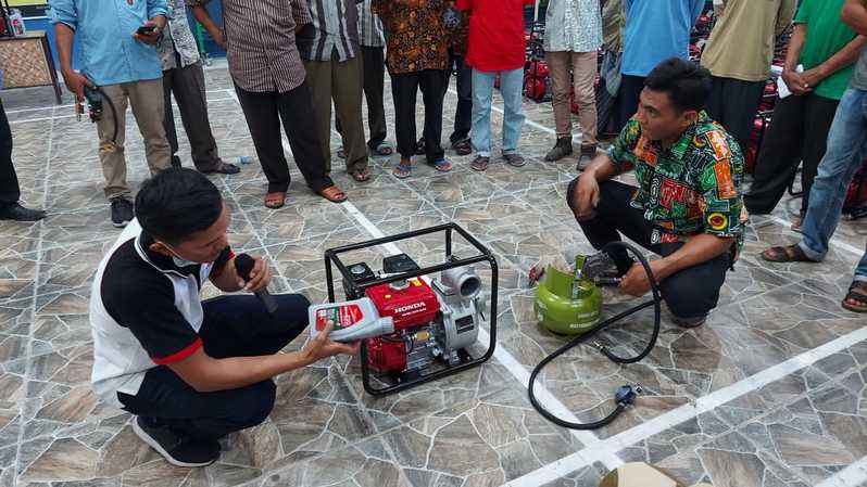 KEMEN ESDM Bagikan 100 Paket Konversi LPG ke Petani di Gresik