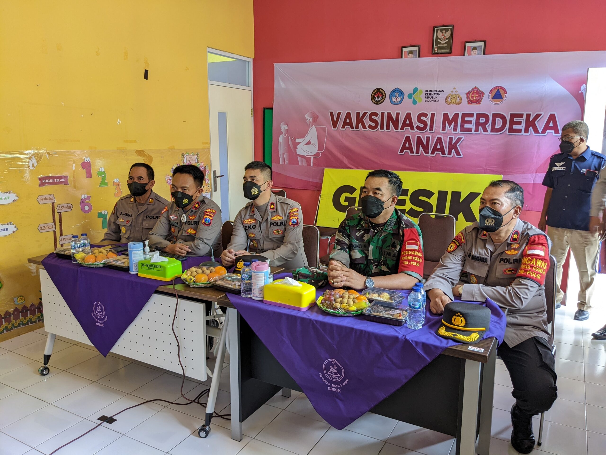 Polres Gresik Kawal Vaksinasi Merdeka di TK Islam Bhakti 3 YPBWI
