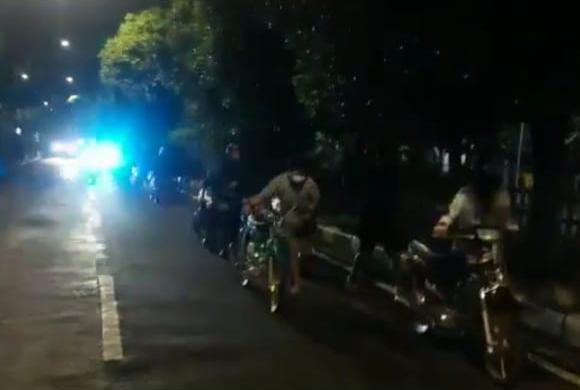Belasan Remaja Dorong Motor Ke Satlantas Polres Gresik Akibat Balap Liar