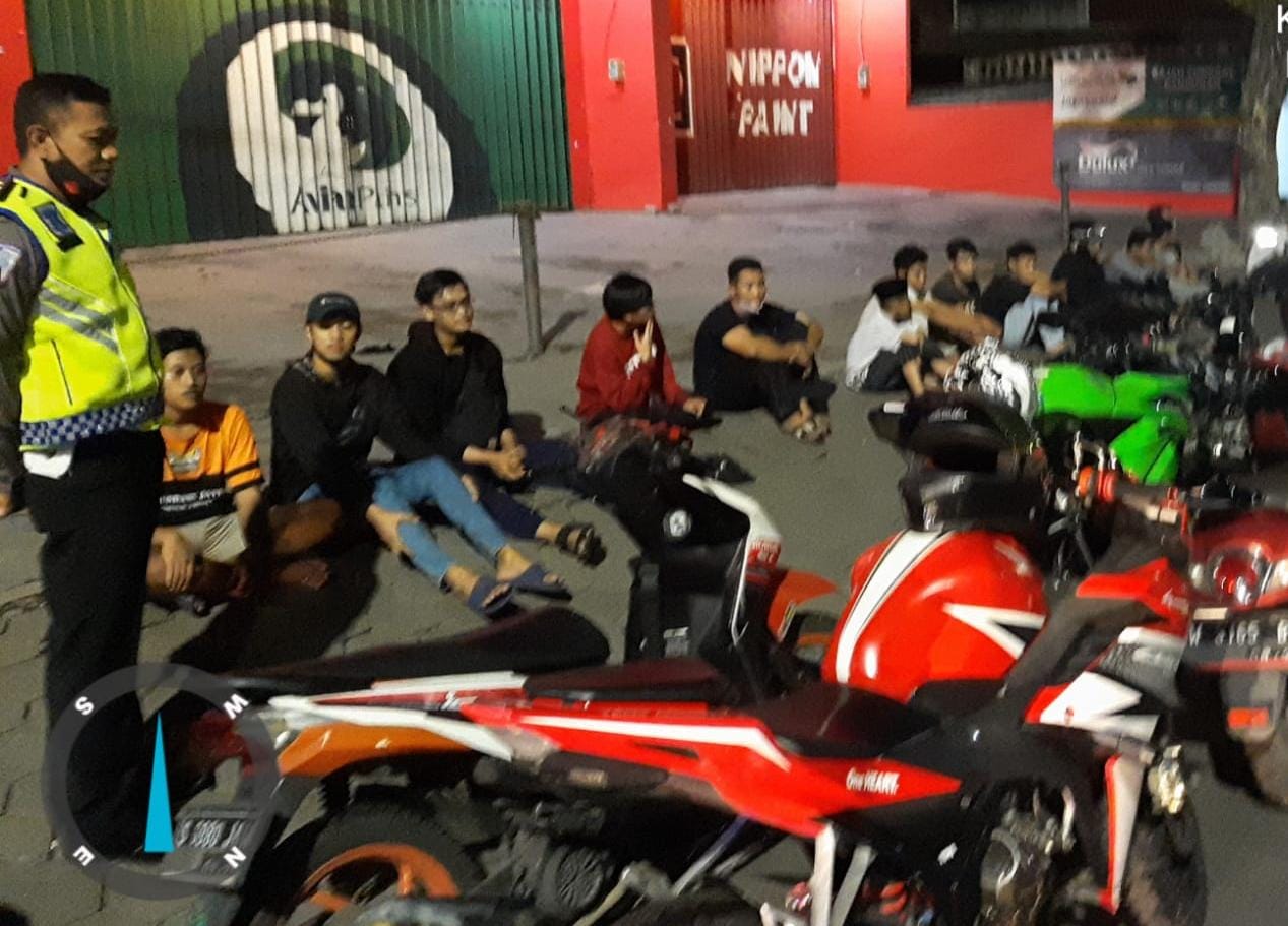 Belasan Remaja Dorong Motor Ke Satlantas Polres Gresik Akibat Balap Liar