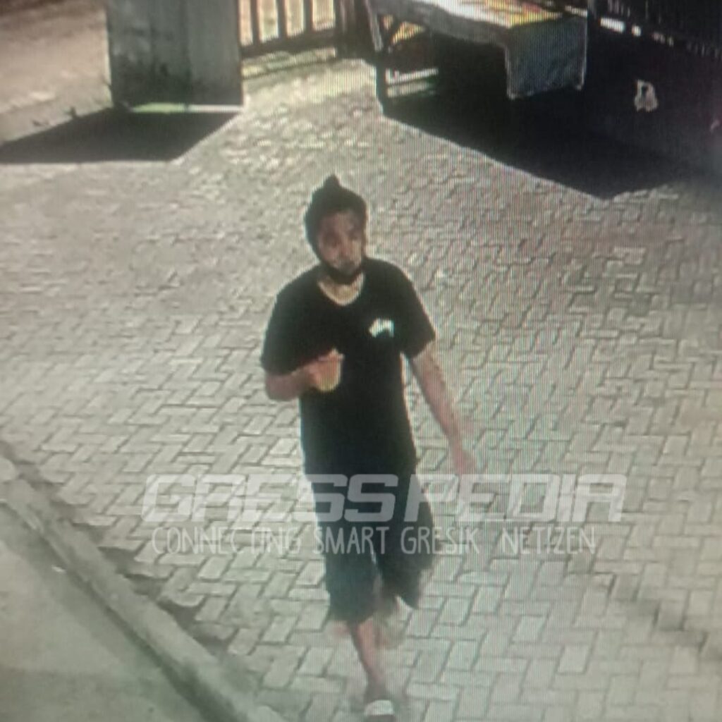 Terekam CCTV, Maling Nekat Angkut Kotak Amal Masjid di Gresik