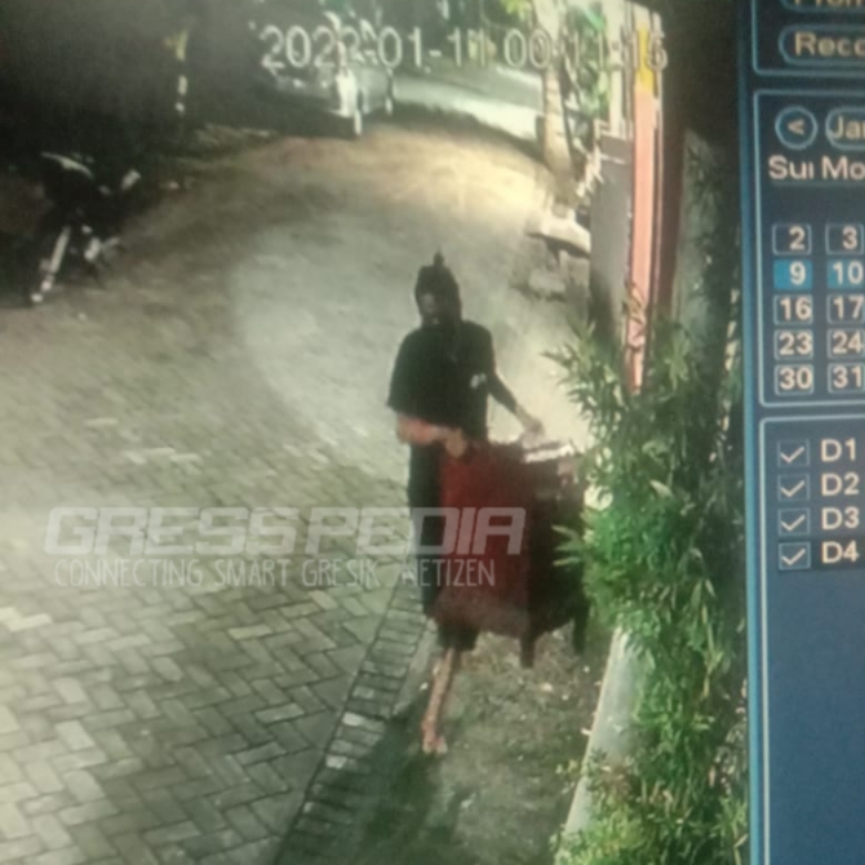 Terekam CCTV, Maling Nekat Angkut Kotak Amal Masjid di Gresik