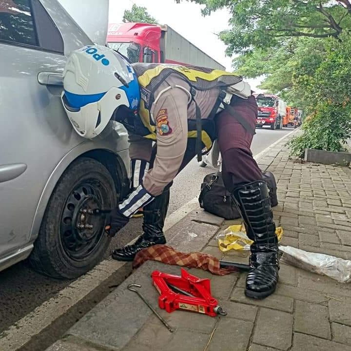 Anggota Satlantas Polres Gresik Bantu Sopir Yang Alami Pecah Ban