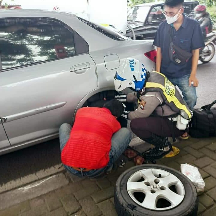 Anggota Satlantas Polres Gresik Bantu Sopir Yang Alami Pecah Ban