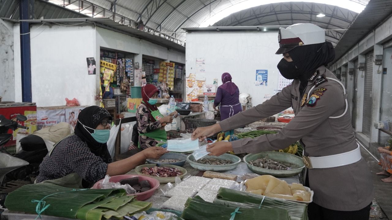 Satlantas Polres Gresik Bagikan Ratusan Masker di Pasar