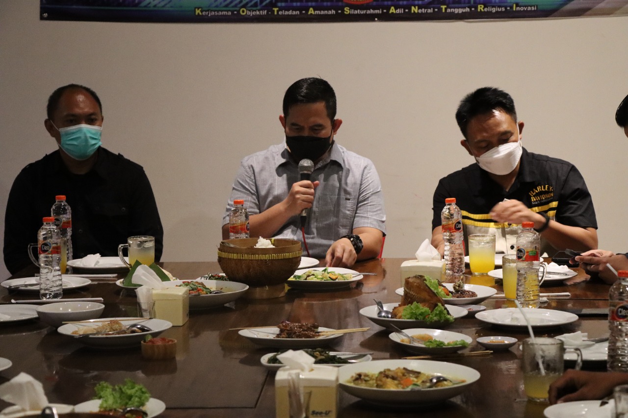 Tingkatkan Sinergitas, Kapolres Gresik Ajak Awak Media Ngopi Bareng