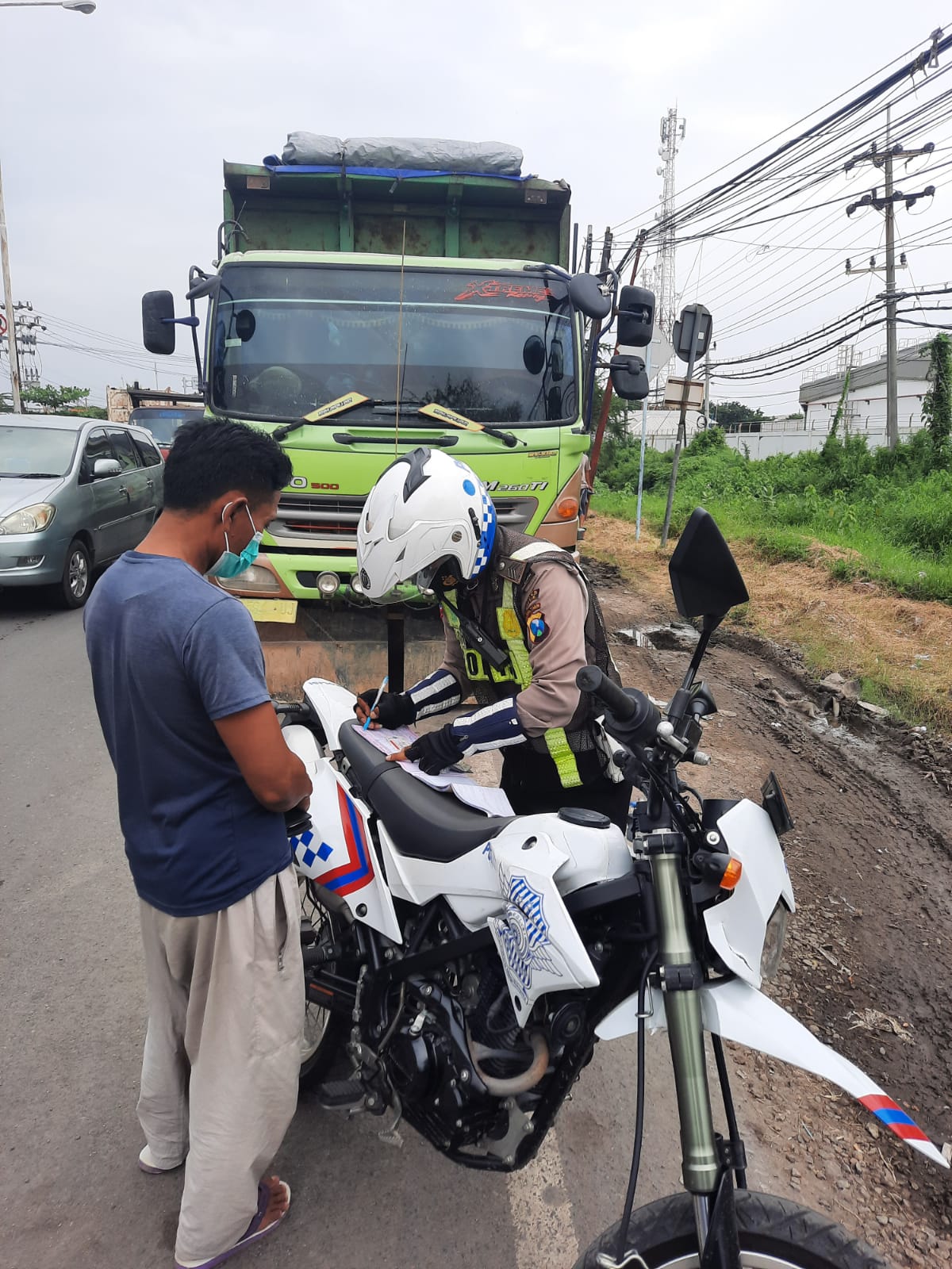 Kurangi Angka Kecelakaan, Satlantas Polres Gresik Tilang Belasan Truk ODOL