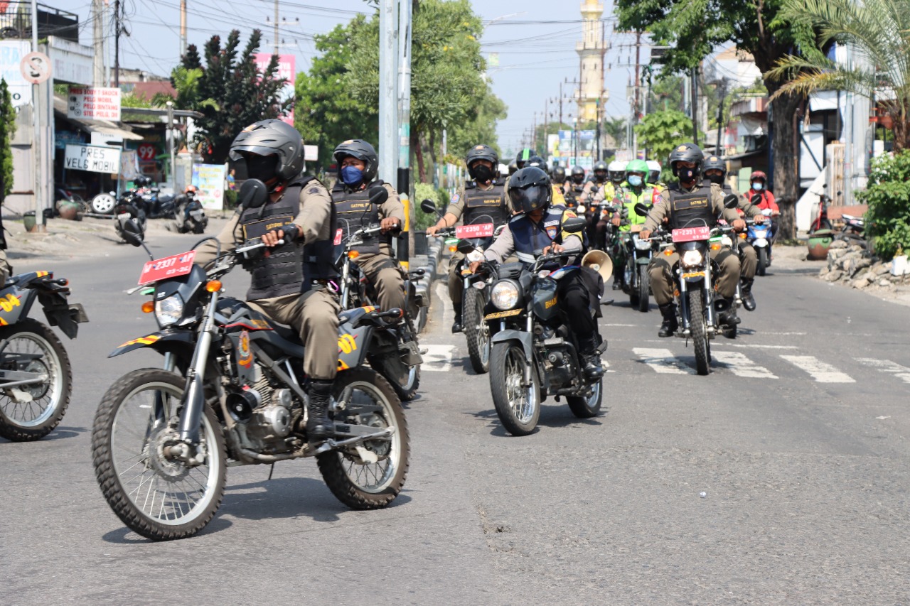 Personel Gabungan Polres Gresik Melakukan Pamor Keris