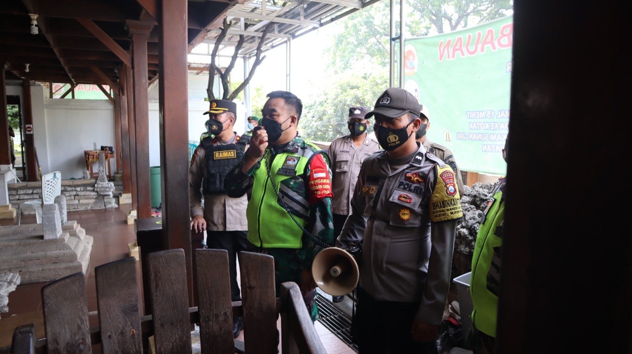 Personel Gabungan Polres Gresik Melakukan Pamor Keris