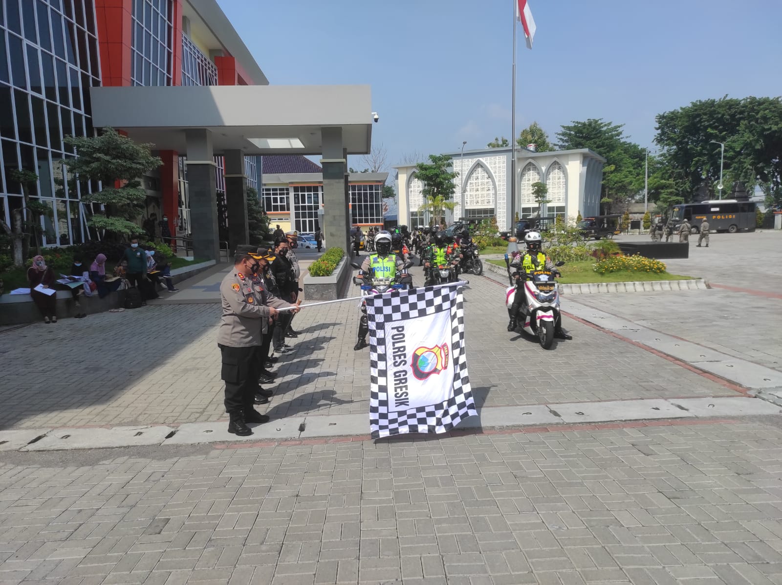 Personel Gabungan Polres Gresik Melakukan Pamor Keris