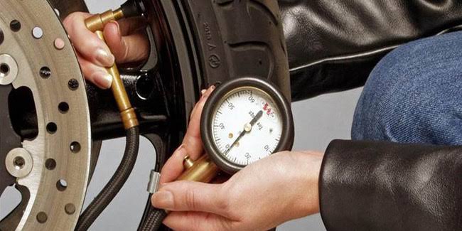 Lebih Bahaya Mana, Tekanan Angin Ban Berlebih atau Kurang?