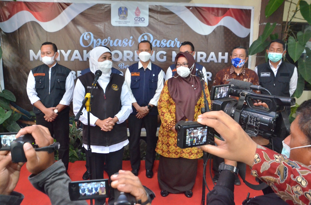 Gubernur Jatim Tinjau Operasi Pasar Minyak Goreng Murah di Gresik