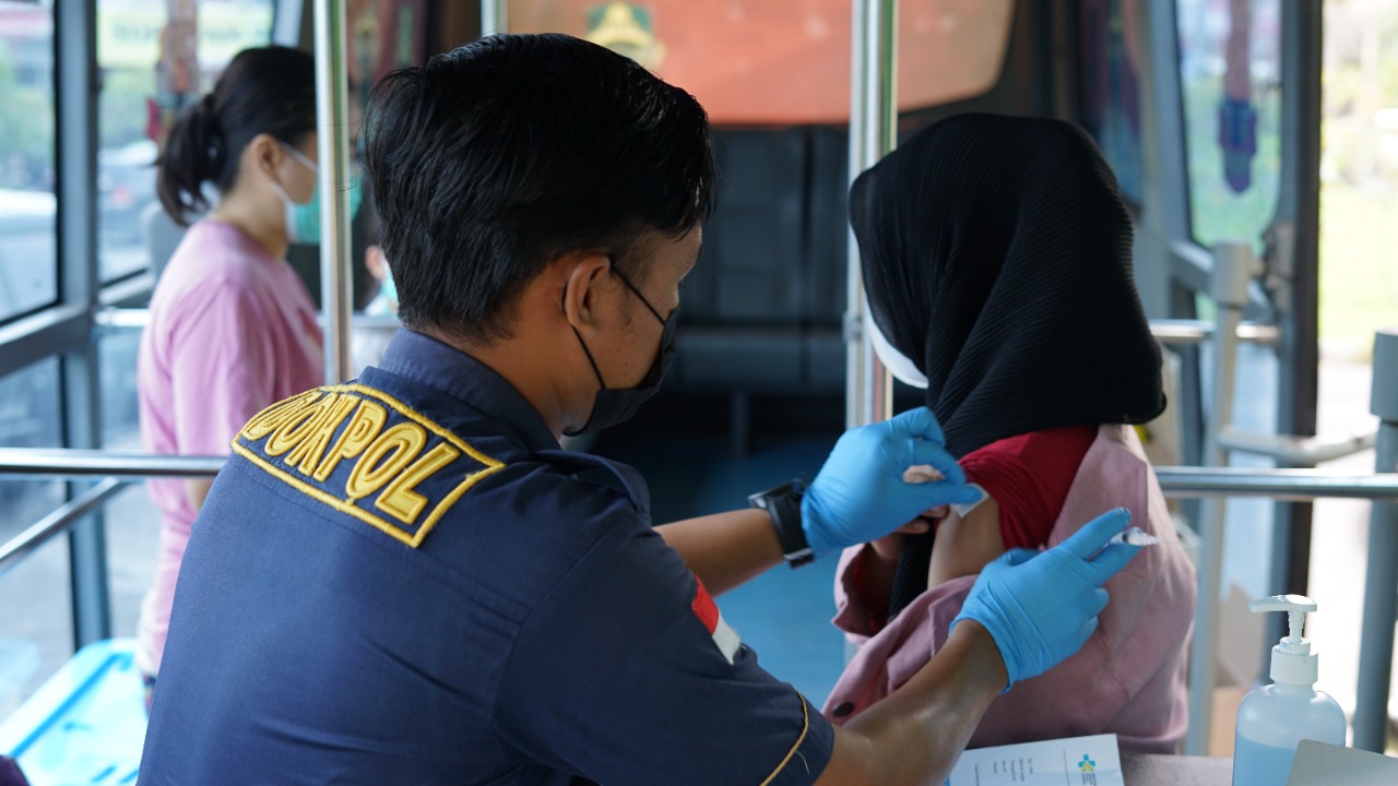 Permudah Warga Vaksinasi, Bus Gerai Vaksin Polres Gresik Standby di GKB