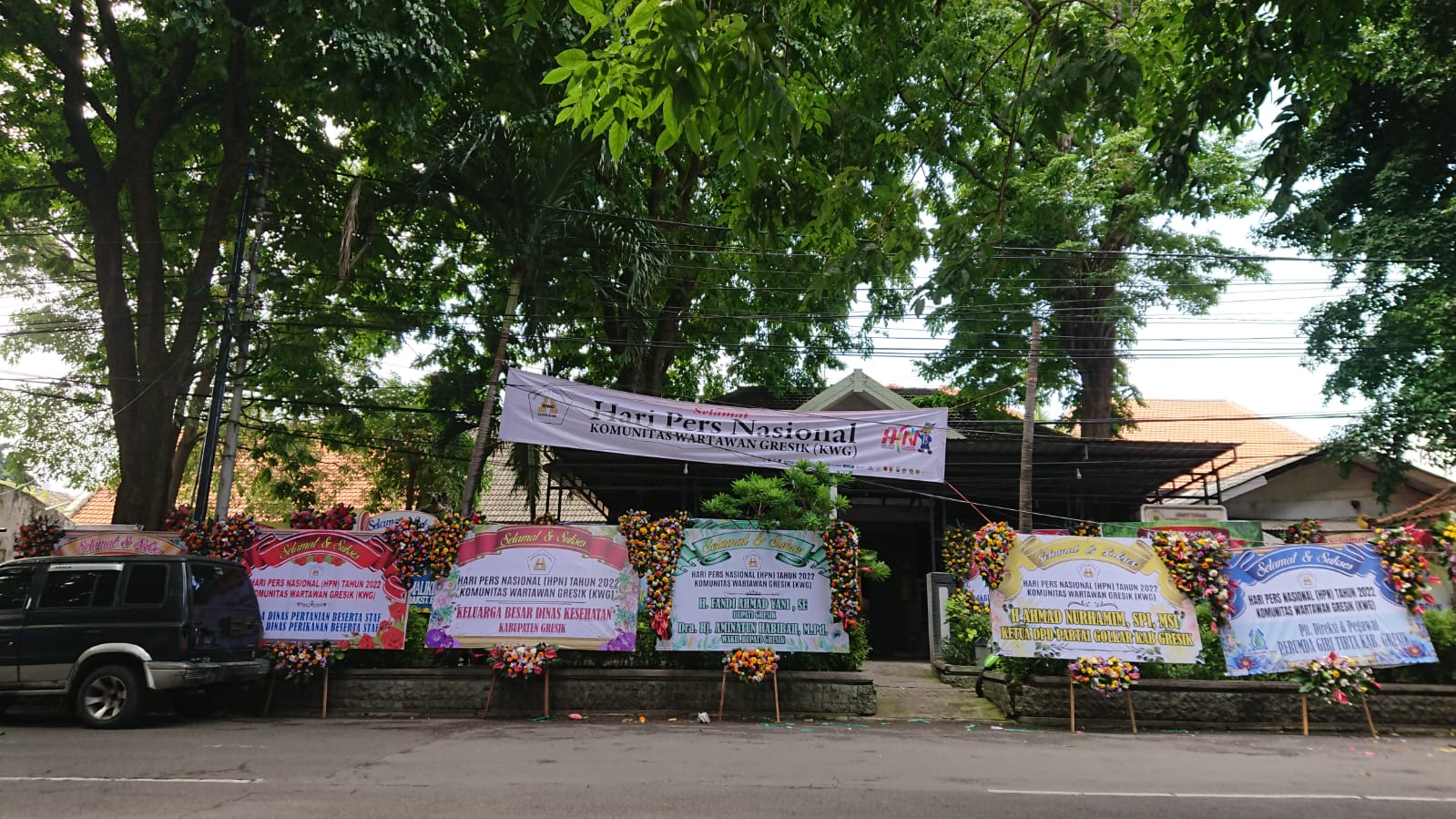 Peringati HPN, Komunitas Wartawan Gresik Dibanjiri Karangan Bunga
