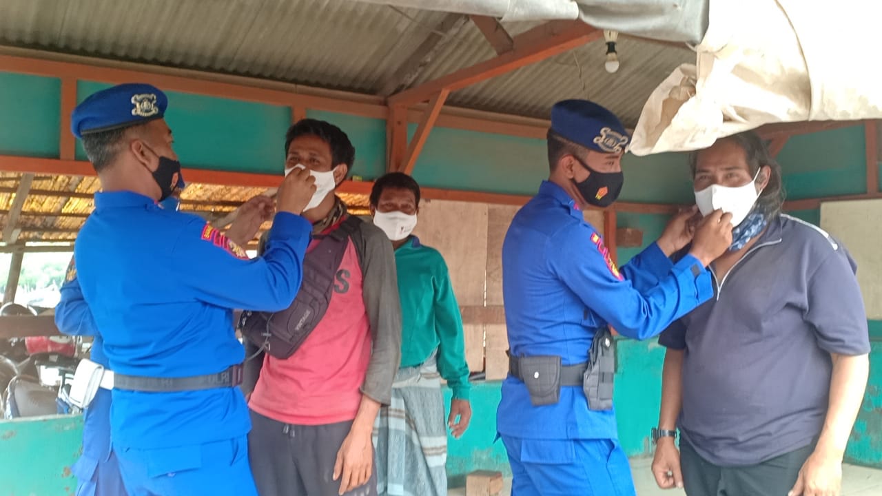 Satpolairud Gresik Cek Kondisi Kapal dan Bagikan Masker di Pelabuhan