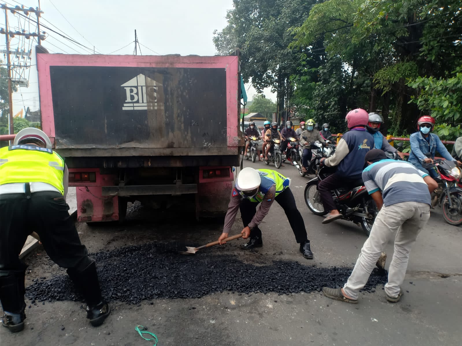 Antisipasi Kemacetan, Polantas Driyorejo Urug Jalan Berlobang