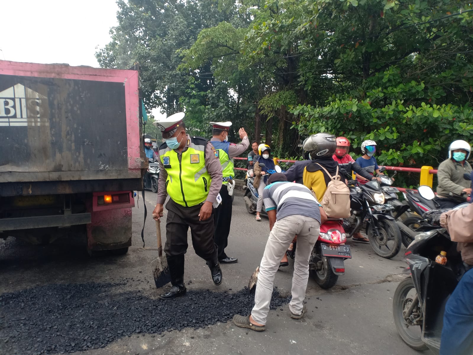 Antisipasi Kemacetan, Polantas Driyorejo Urug Jalan Berlobang