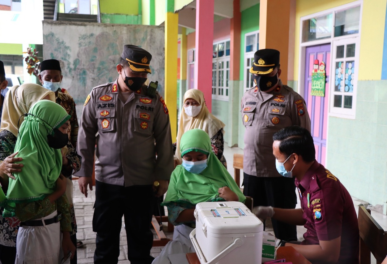 Kapolres Gresik Cek Vaksinasi Serentak di MI Sabilul Mubtadin