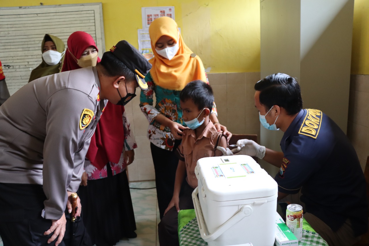 Kapolres Gresik Tinjau Vaksinasi sekolah di daerah Perbatasan Gresik