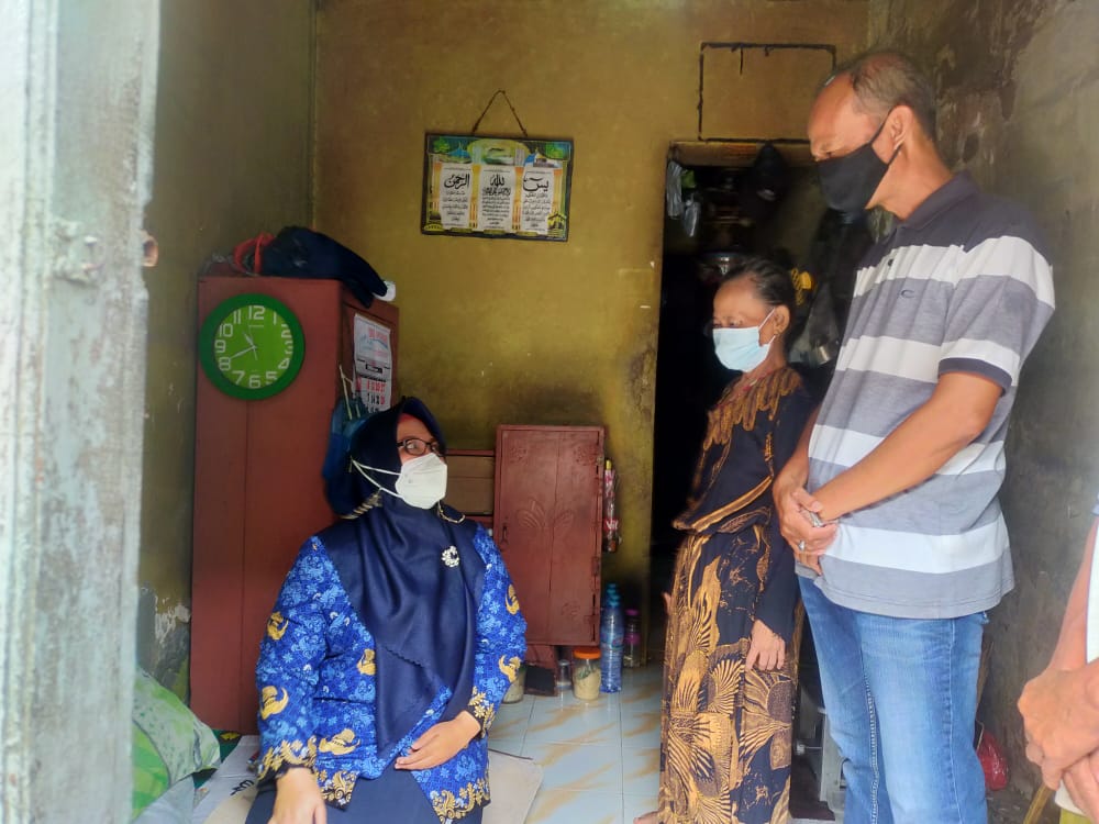 Wabup Gresik Sambangi Warga Miskin Yang Sakit dan Beri Bantuan
