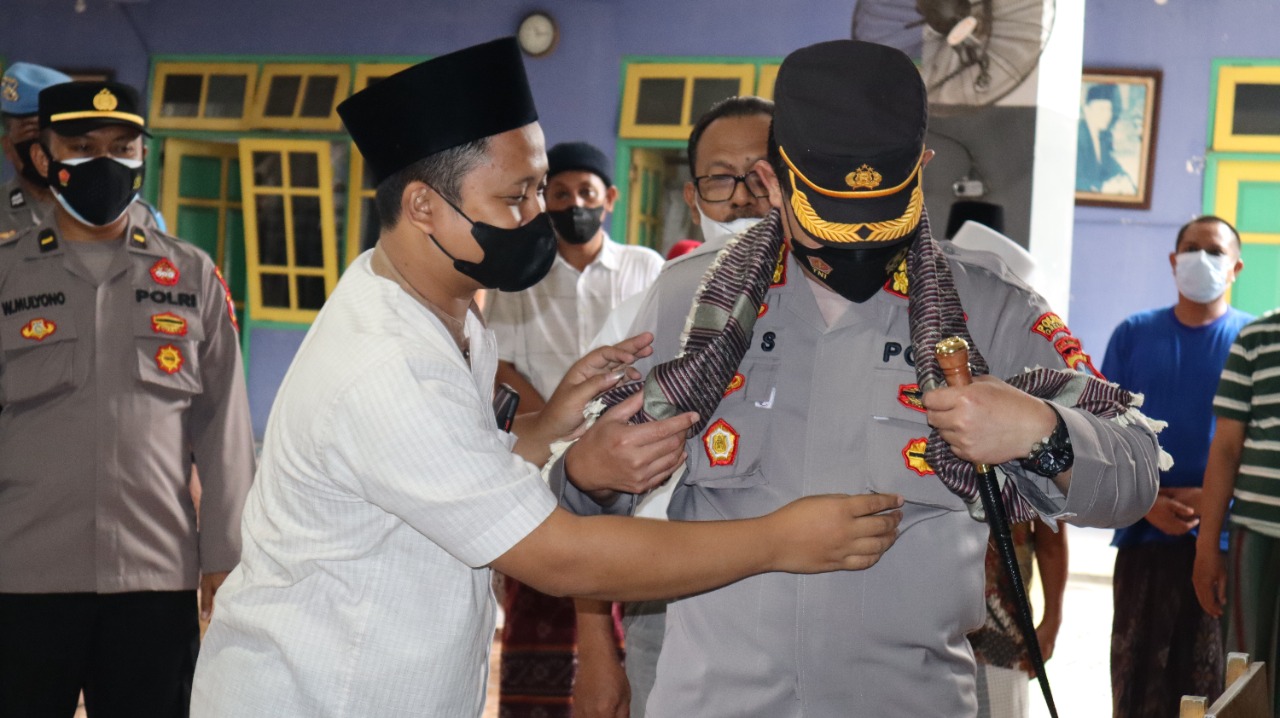 Tinjau Vaksinasi, Kapolres Gresik Tiba- Tiba Dikalungi Sorban