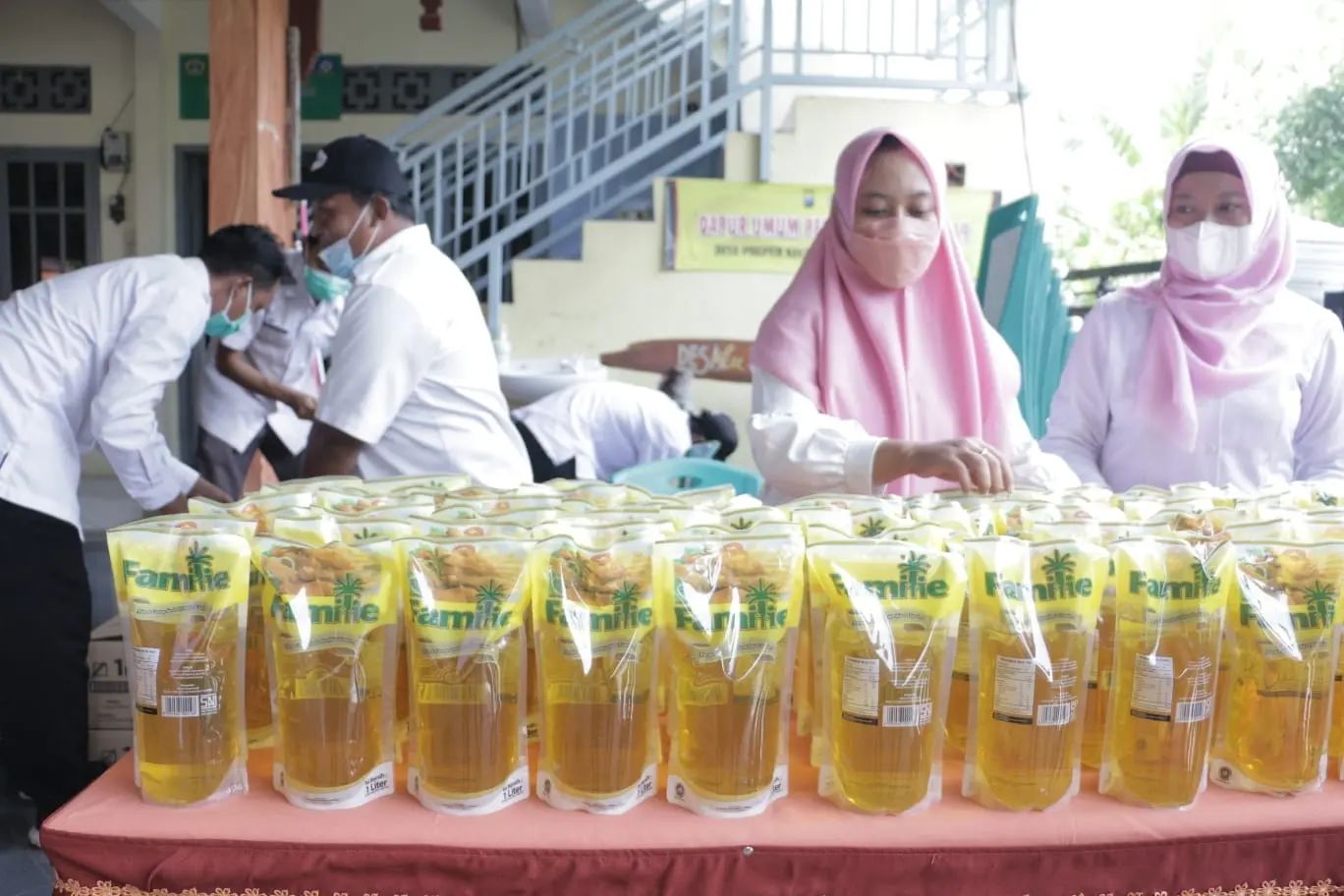 Atasi Kelangkaan, Bupati Gresik Gelar Operasi Pasar Minyak Goreng Murah di Dua Kecamatan