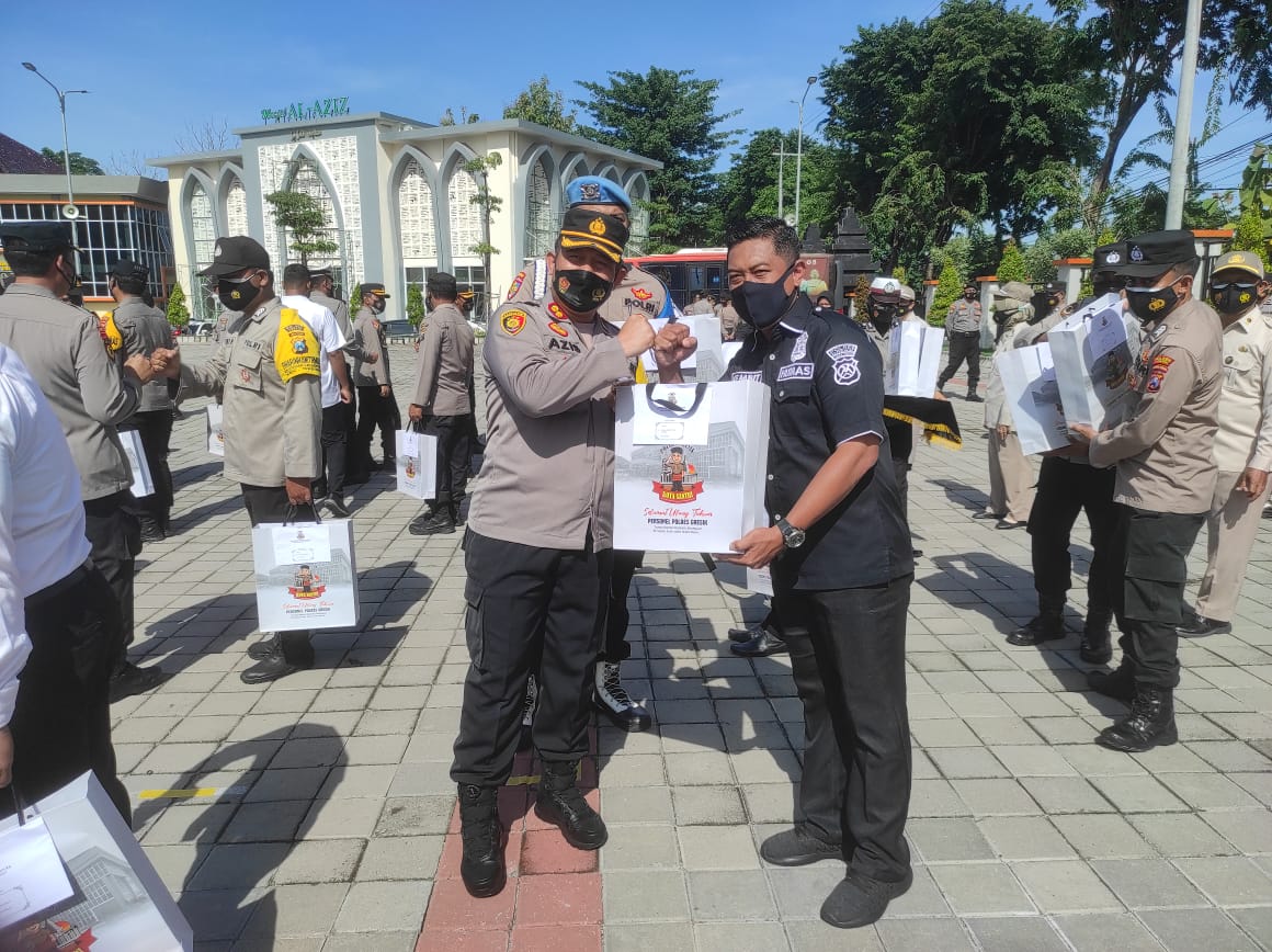 Kapolres Gresik Apresiasi Anggota Yang Berprestasi dan Beri Kado yang Berulang Tahun