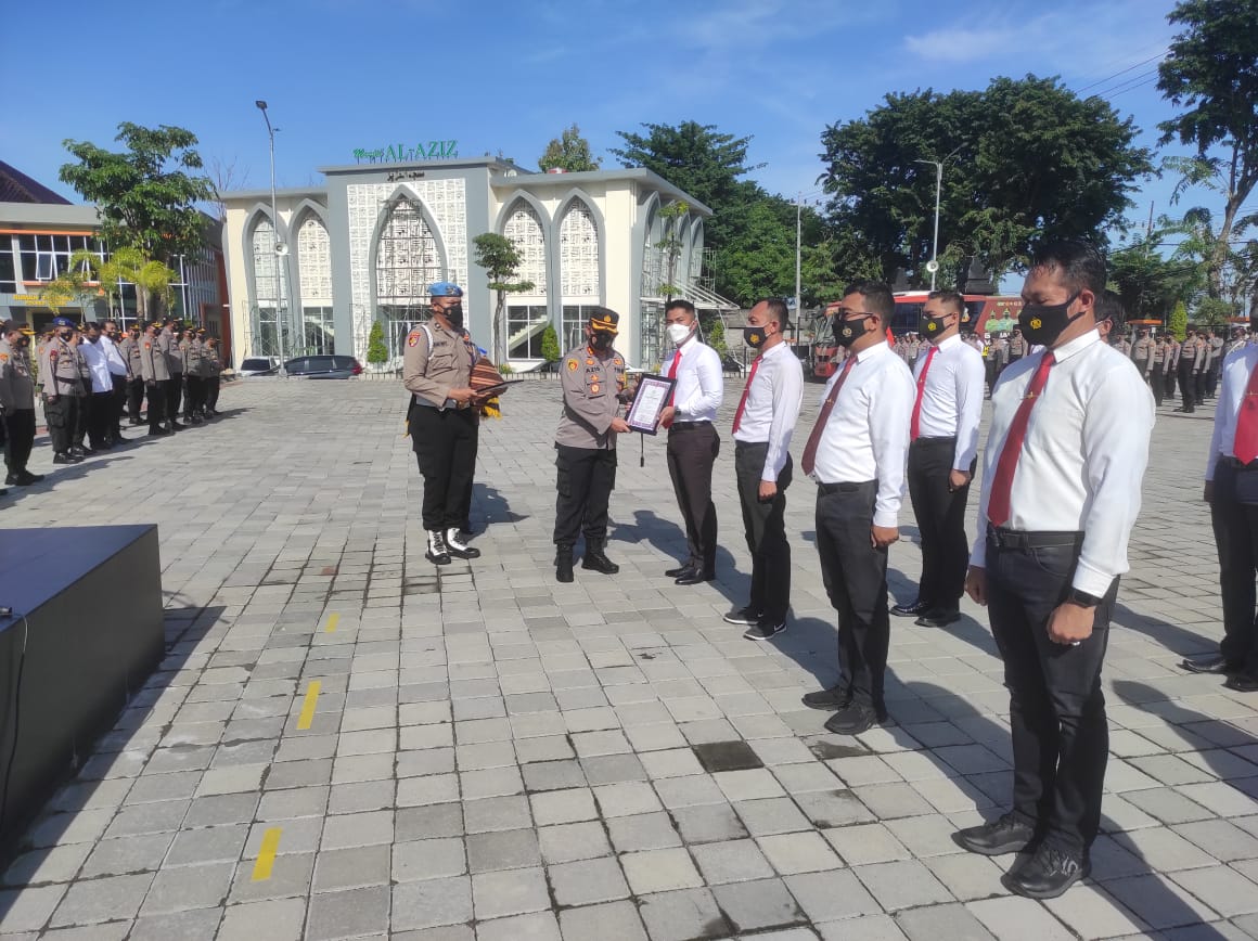 Kapolres Gresik Apresiasi Anggota Yang Berprestasi dan Beri Kado yang Berulang Tahun
