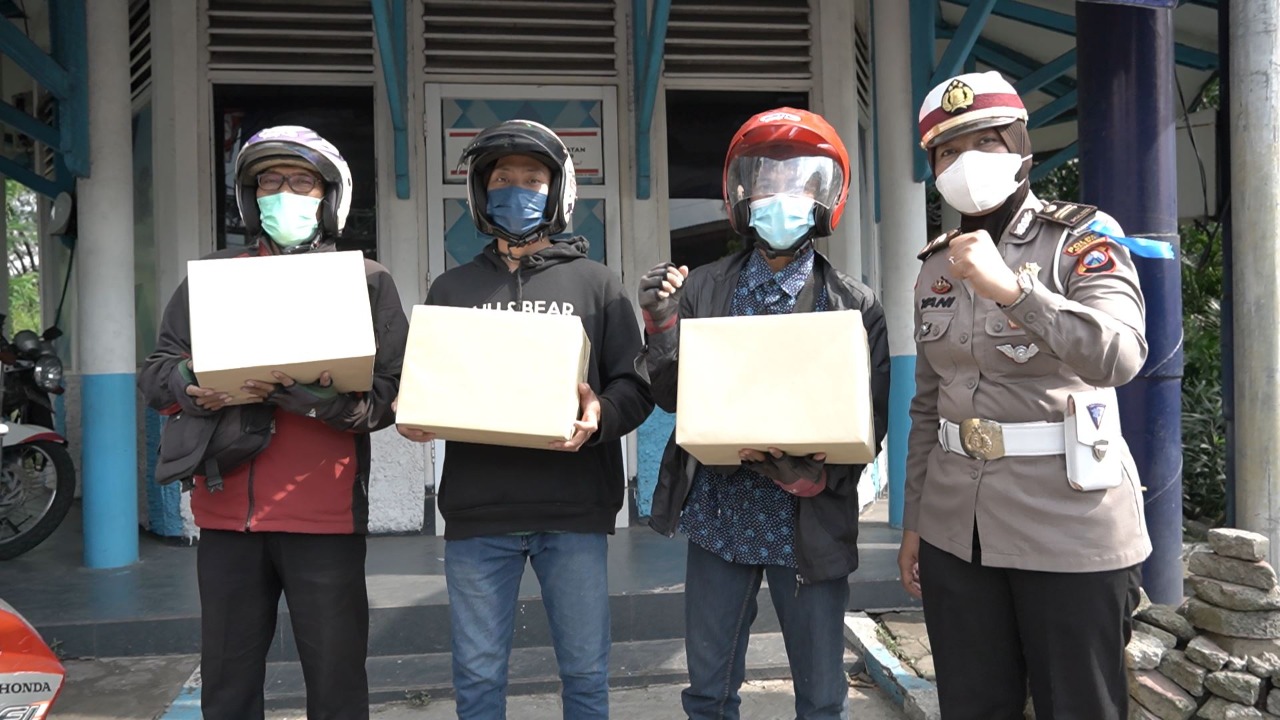 Tertib Berlalu Lintas, Polisi di Gresik Beri Hadiah Sembako Kepada Pengendara
