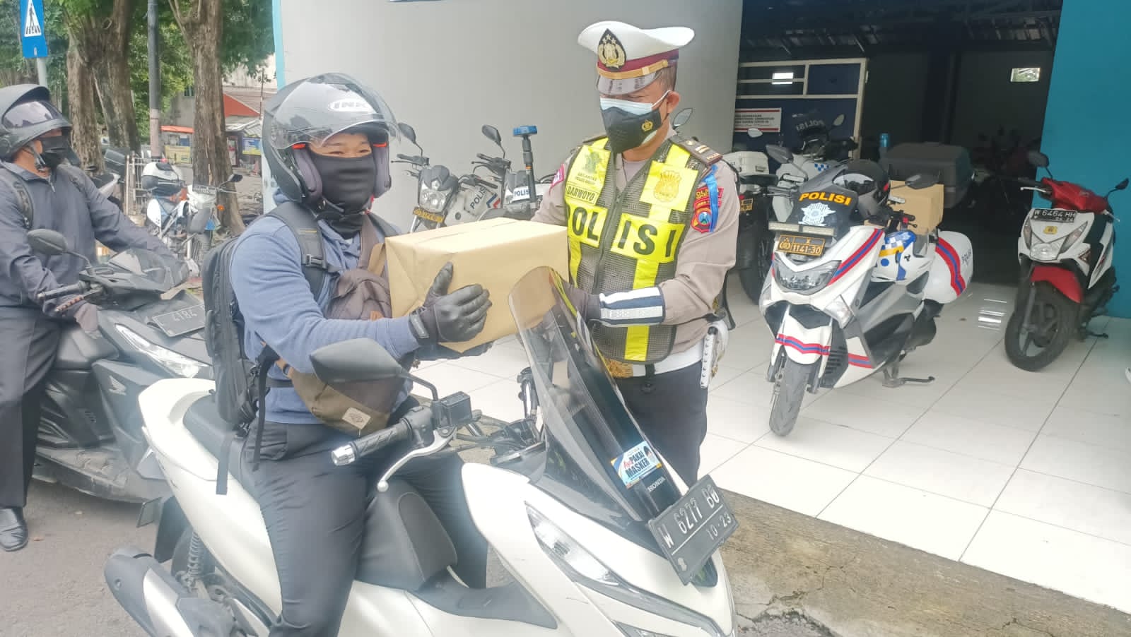 Tertib Berlalu Lintas, Polisi di Gresik Beri Hadiah Sembako Kepada Pengendara