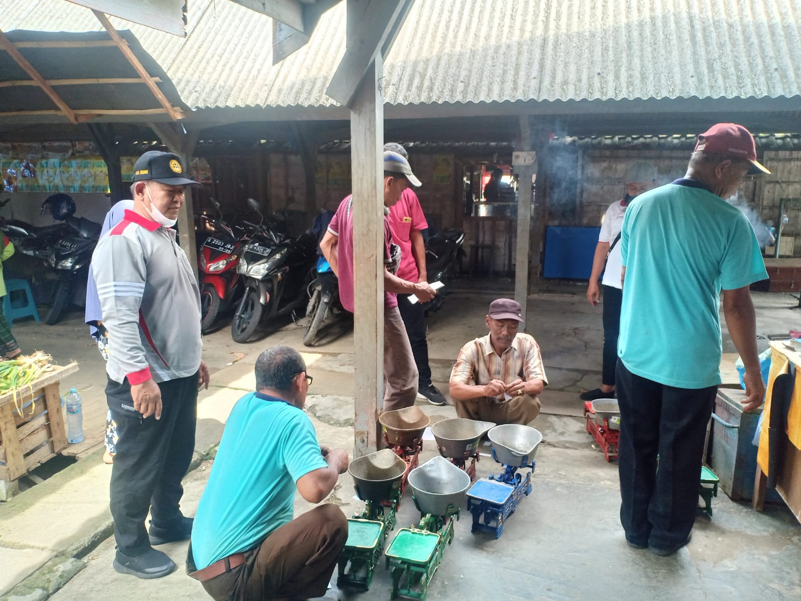 Cegah Kecurangan, Timbangan Pedagang Pasar di Gresik Ditera Ulang