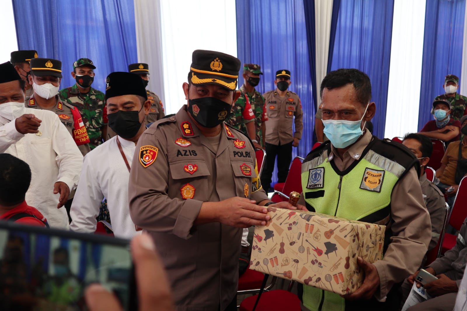 Antusias Ikut Vaksin, Satpam Lansia di Gresik Kaget Dapat Hadiah dari Kapolres