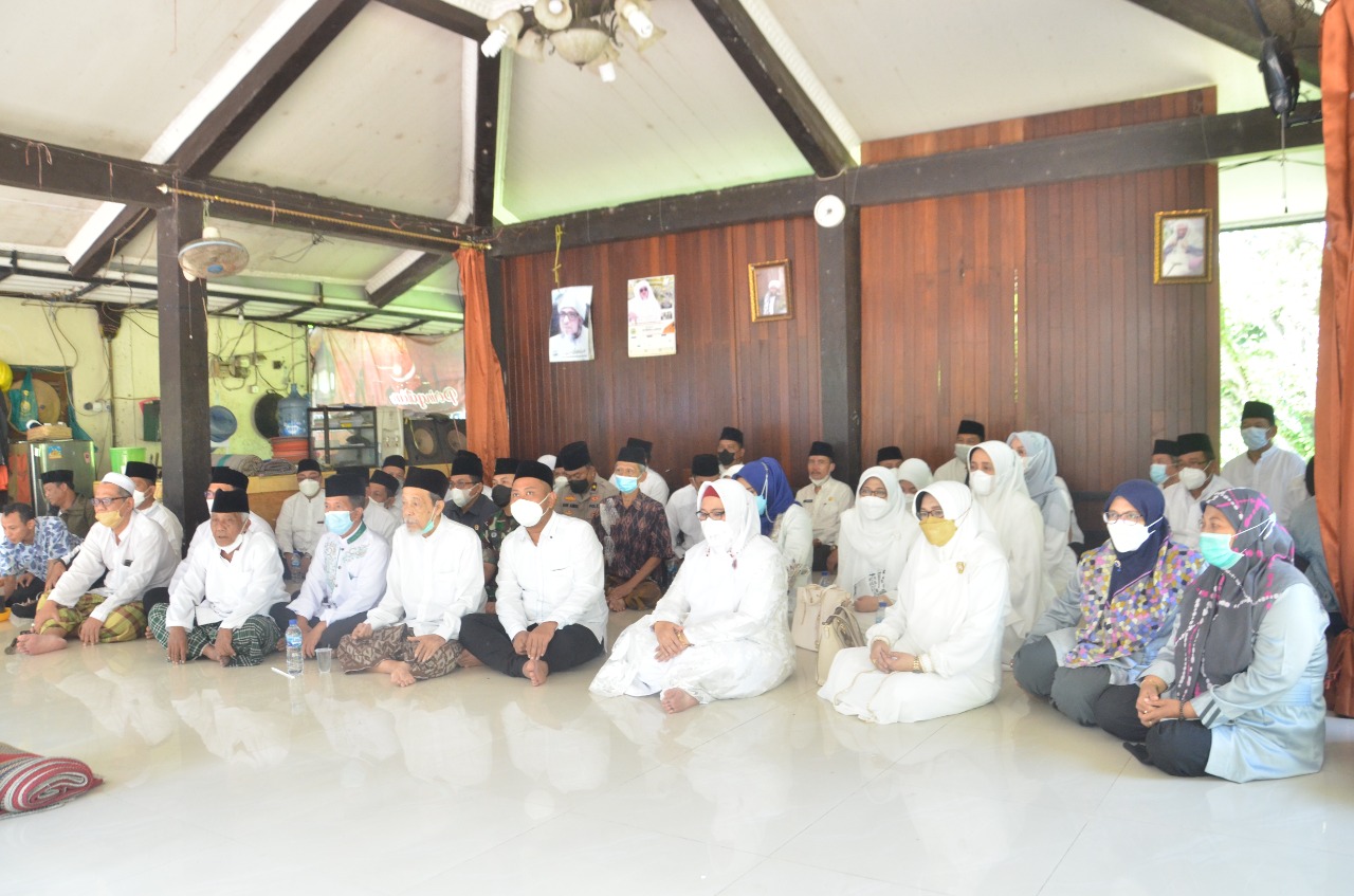 HUT Pemkab Ke 48 dan Hari Jadi Kota Gresik ke 535, Gus Yani Pimpin Ziarah Auliya Hingga Tabur Bunga di Taman Makam Pahlawan