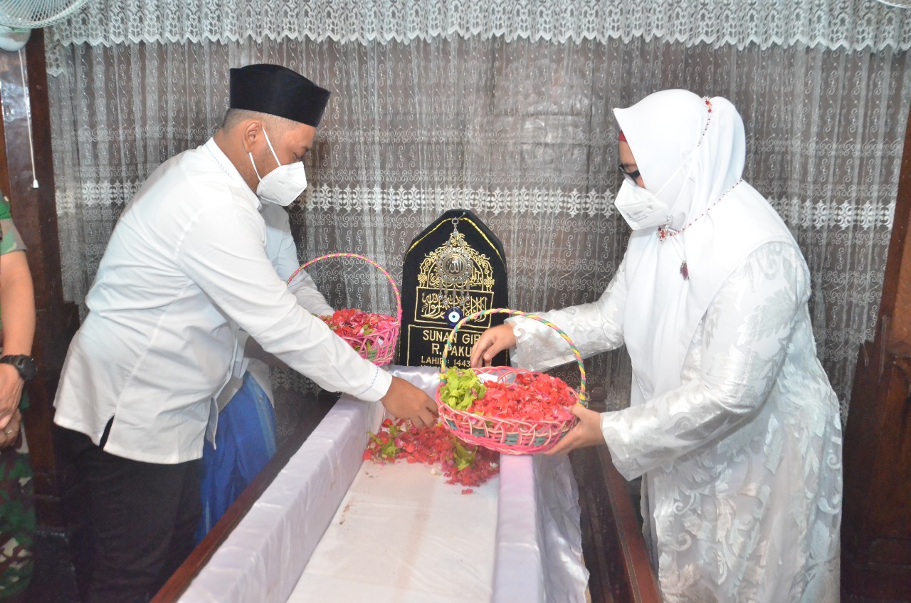 HUT Pemkab Ke 48 dan Hari Jadi Kota Gresik ke 535, Gus Yani Pimpin Ziarah Auliya Hingga Tabur Bunga di Taman Makam Pahlawan